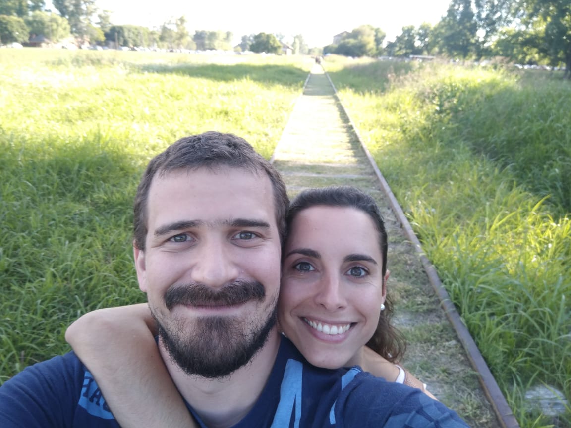 Caro y Santi en las vías del tren